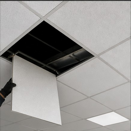 Dépose d’une dalle de faux plafond 600 par 600 millimètres