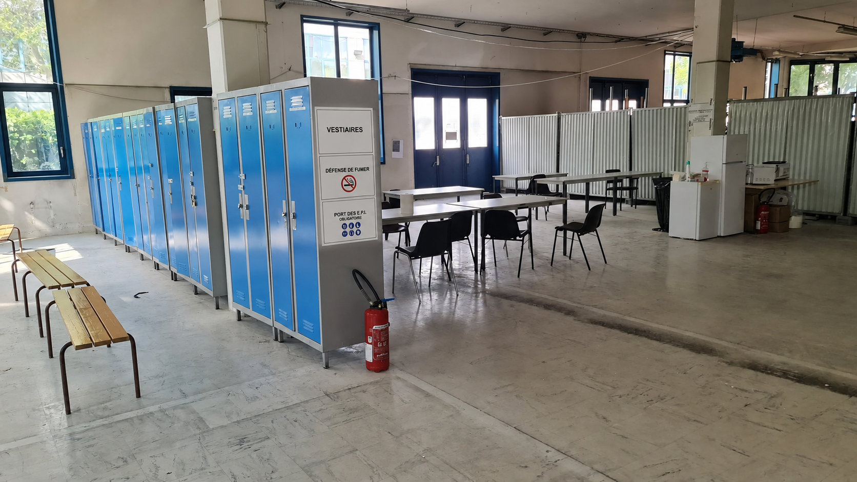 Vestiaires et espace de pause d’une base vie