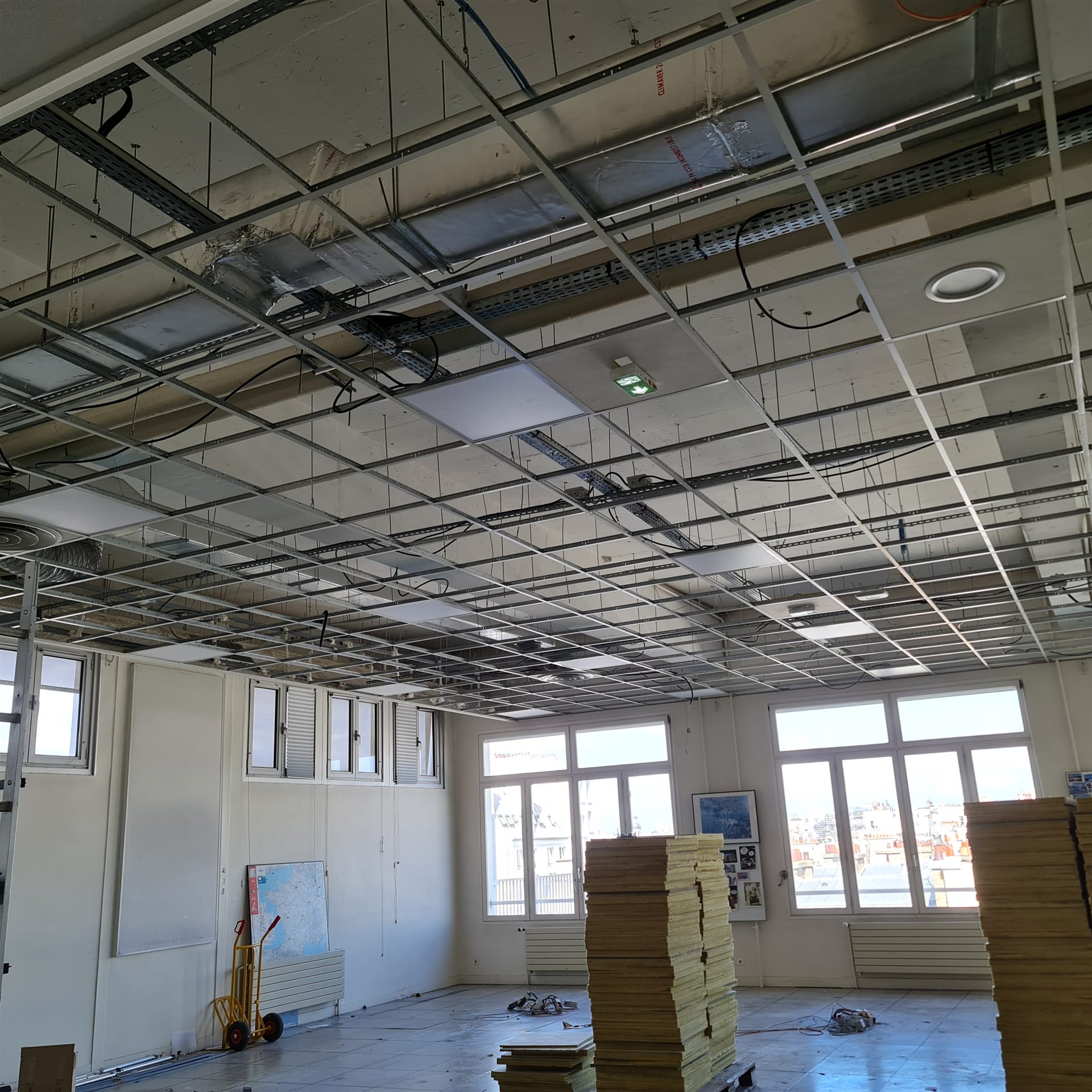 Dalles de faux plafond déposées et rangées