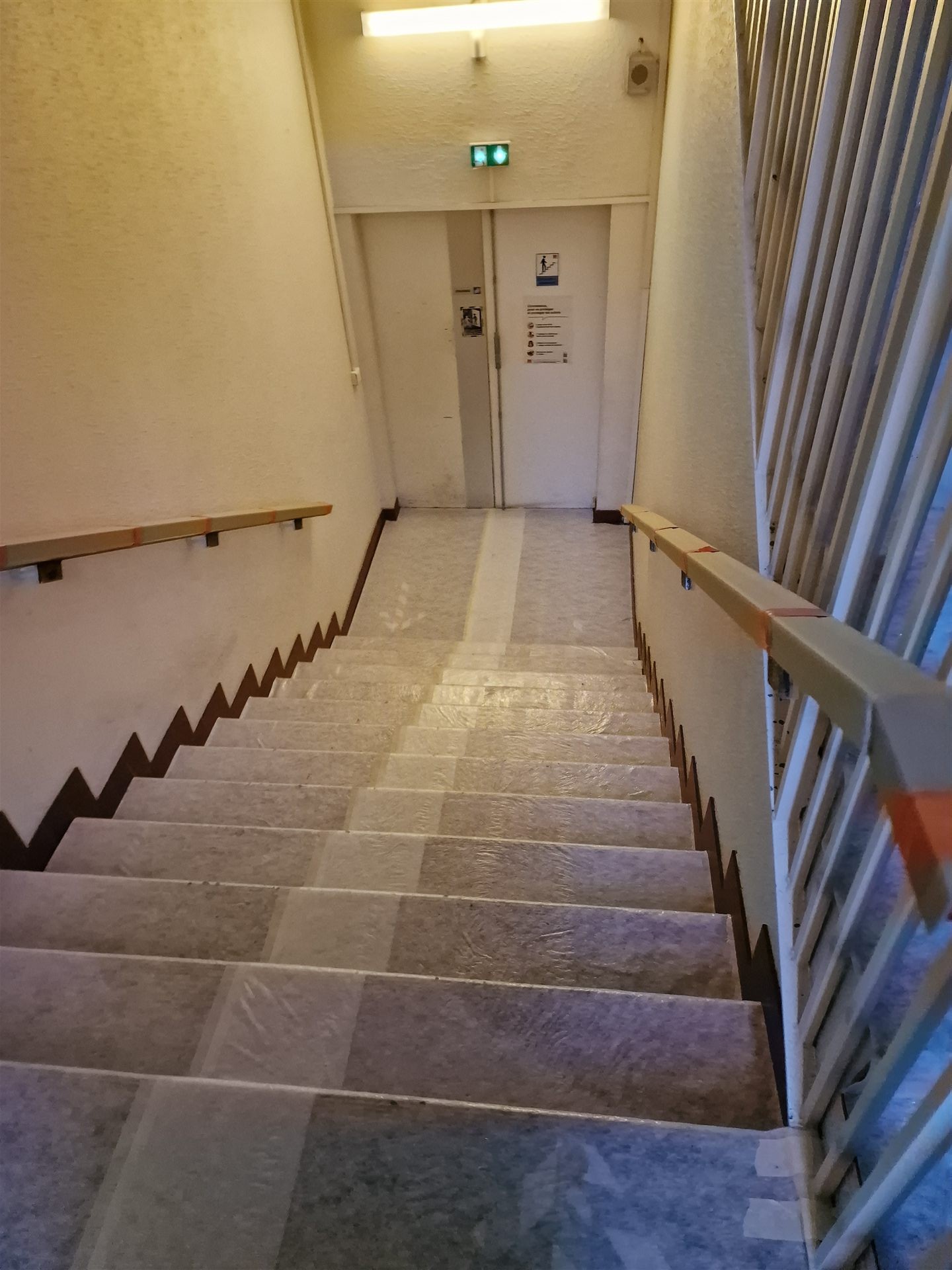Escalier protégé avant les travaux de curage