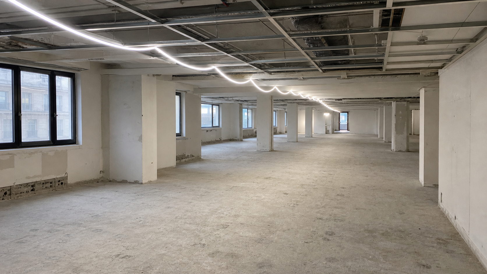 Ruban LED provisoire installé en plafond pour éclairer un chantier de curage